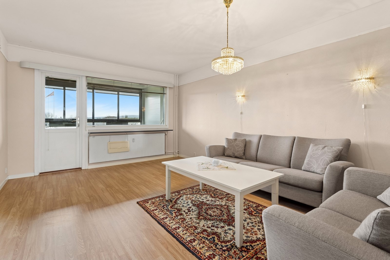 Stuen er lys og romslig, og har utgang til innglasset terrasse Galleribilde