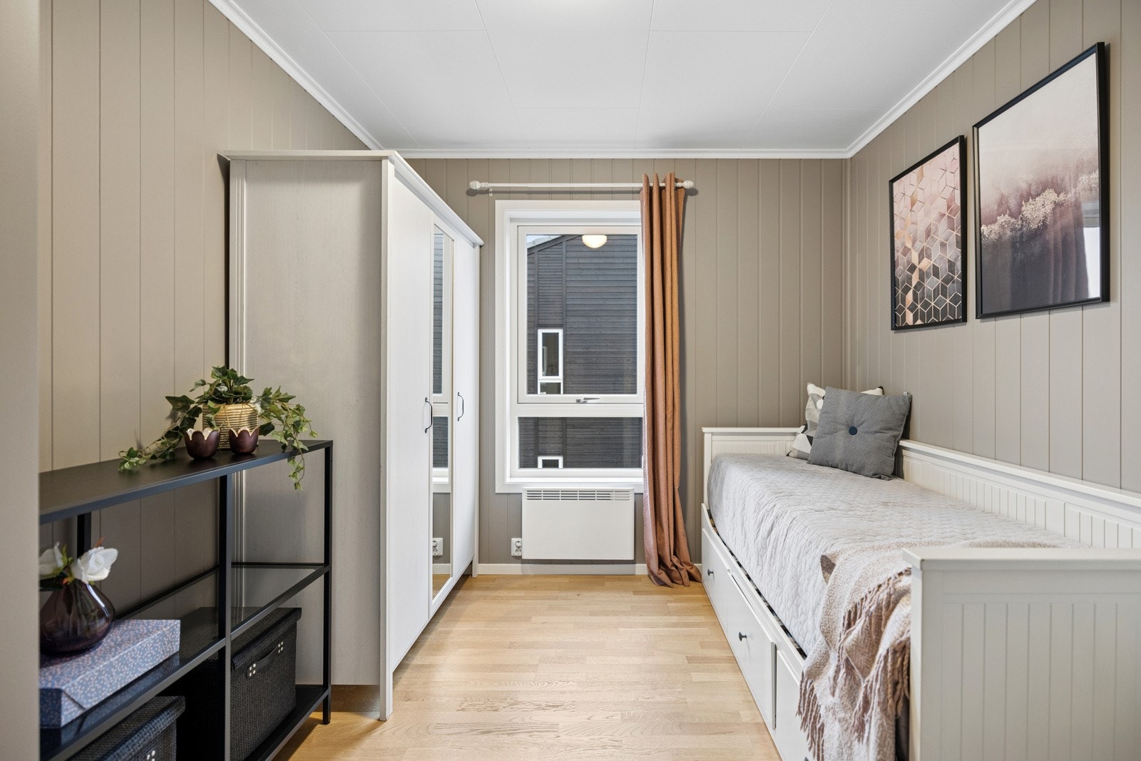 Soverom to med et lunt og godt preg og rom for både seng, skrivepult og garderobeløsninger Galleribilde