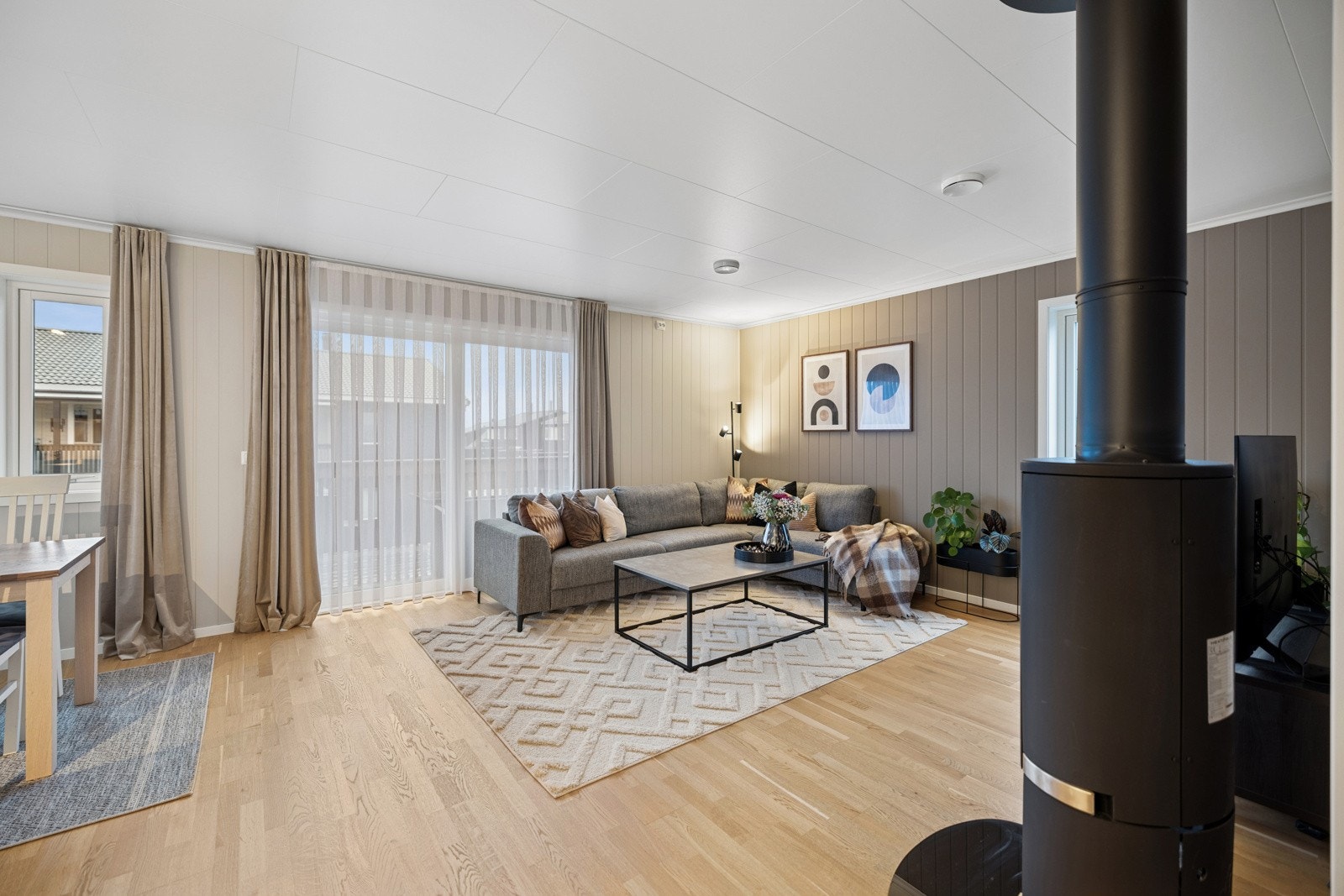 Dagligrommet har godt med vinduer som gir fint lysinnslipp. Galleribilde