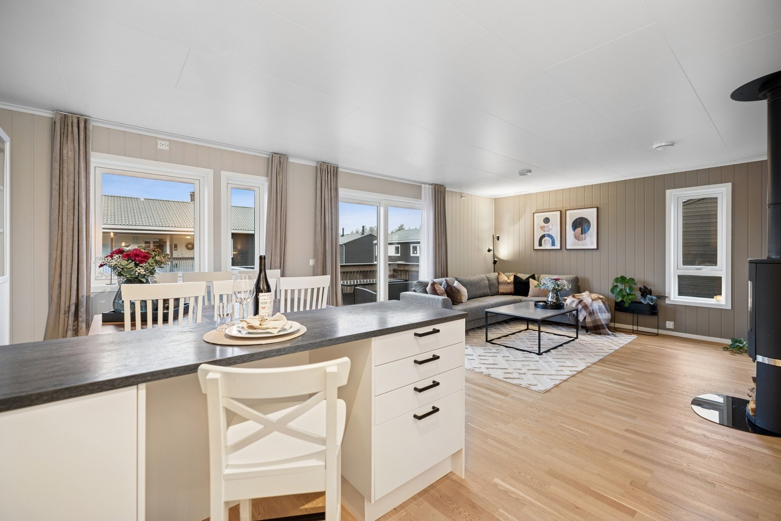 Ved barløsning mot stuen er det plass for en koselig frokostplass for en eller to. I det åpne feltet kan man supplere med innredning. Galleribilde