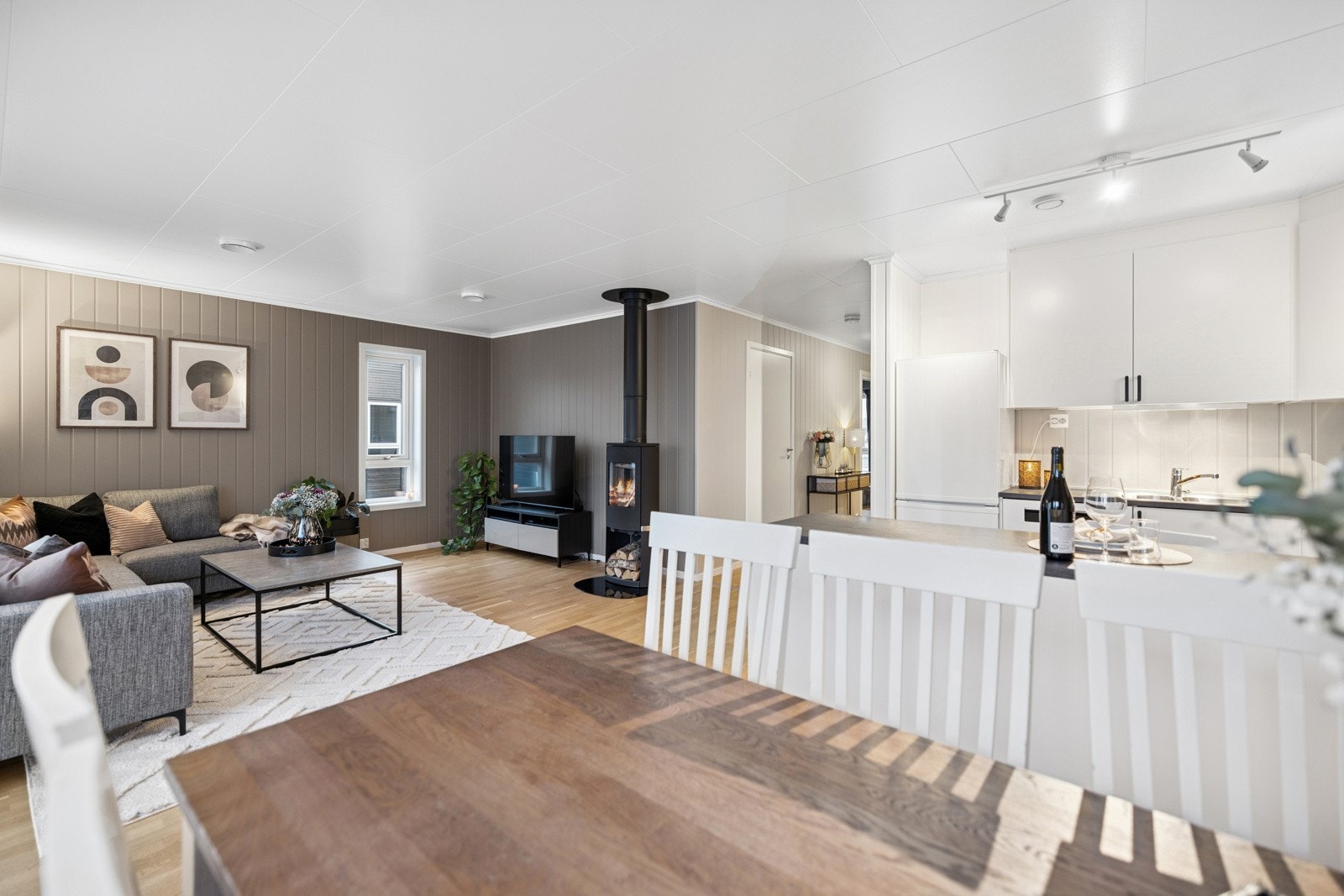 Kjøkkenet ligger godt plassert for god utnyttelse av boarealet og med barløsning mot spisestuen har du fine sosiale soner i hjemmet. Galleribilde