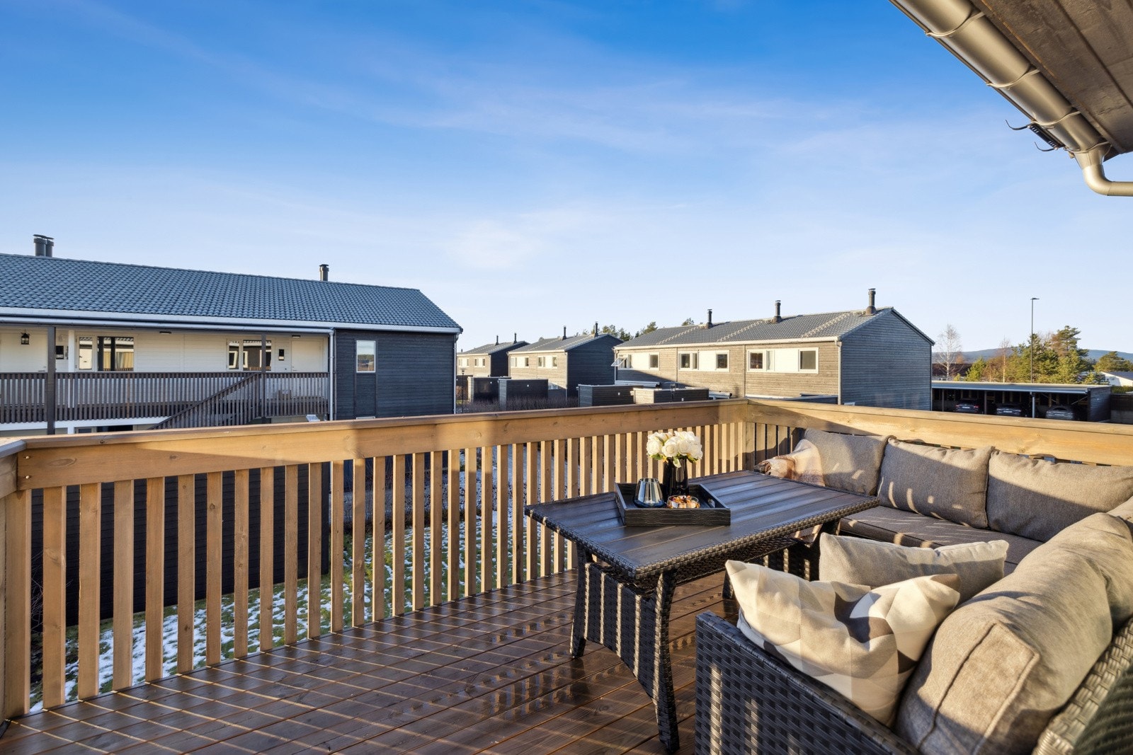 Utenfor stuen er det adkomst til en skjermet og fin terrasse med god plass for utemøbler og grill. Her har du sola tilnærmet hele dageen til den går ned bak Nordhue Galleribilde