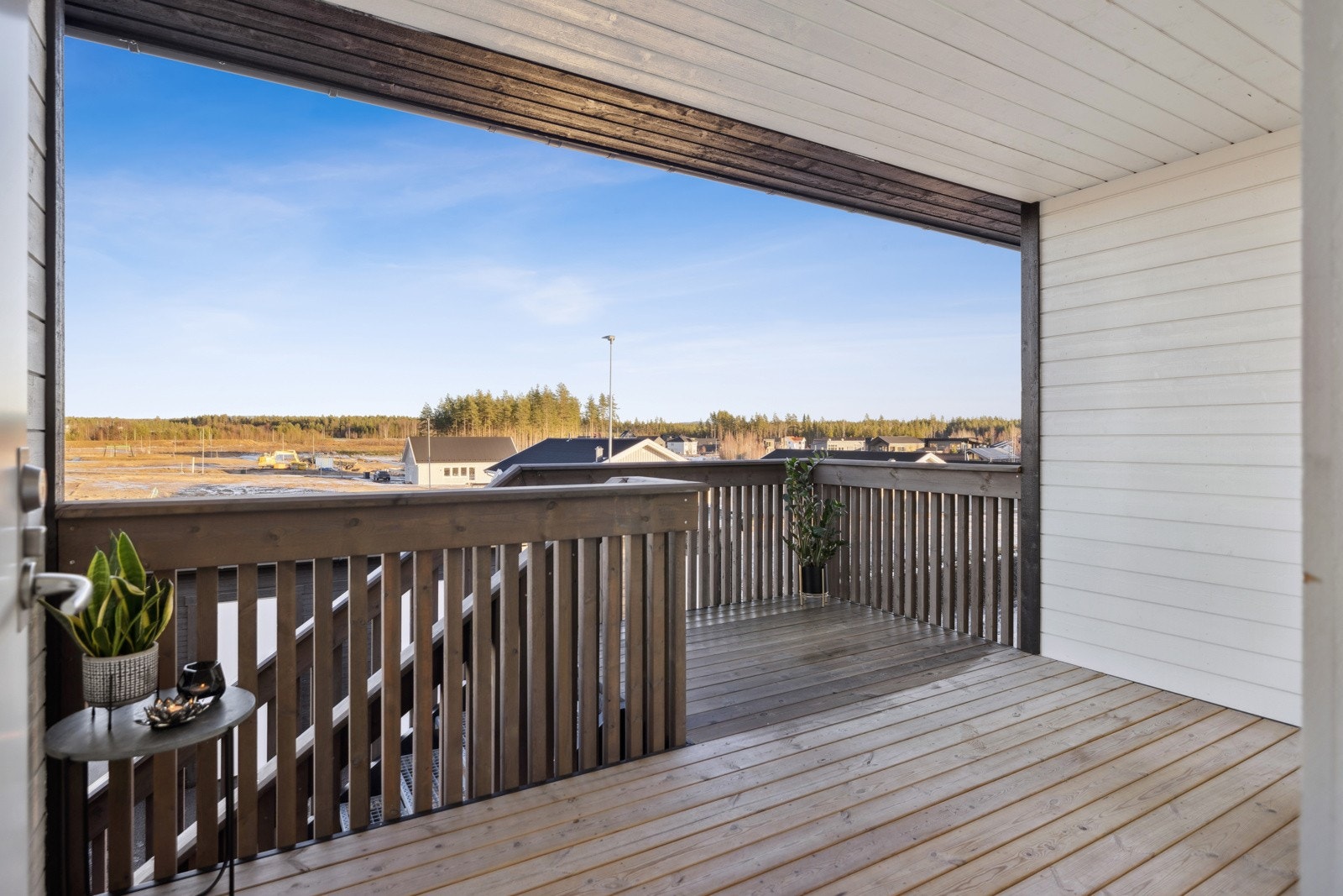 Det overbygde inngangspartiet har plass til cafebord/stol eller benk for å nyte utsikten mot skog og nærområder. Galleribilde