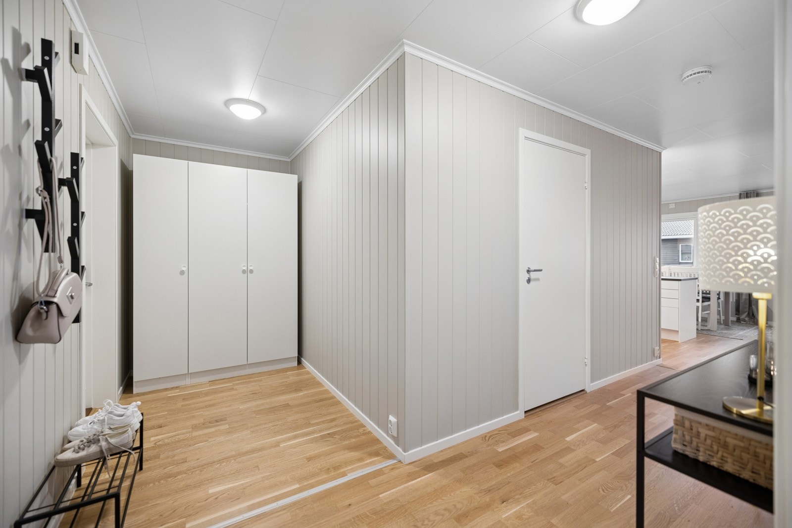 Gangen har rikelig med omkledningsplass og god plass for garderobeløsninger Galleribilde