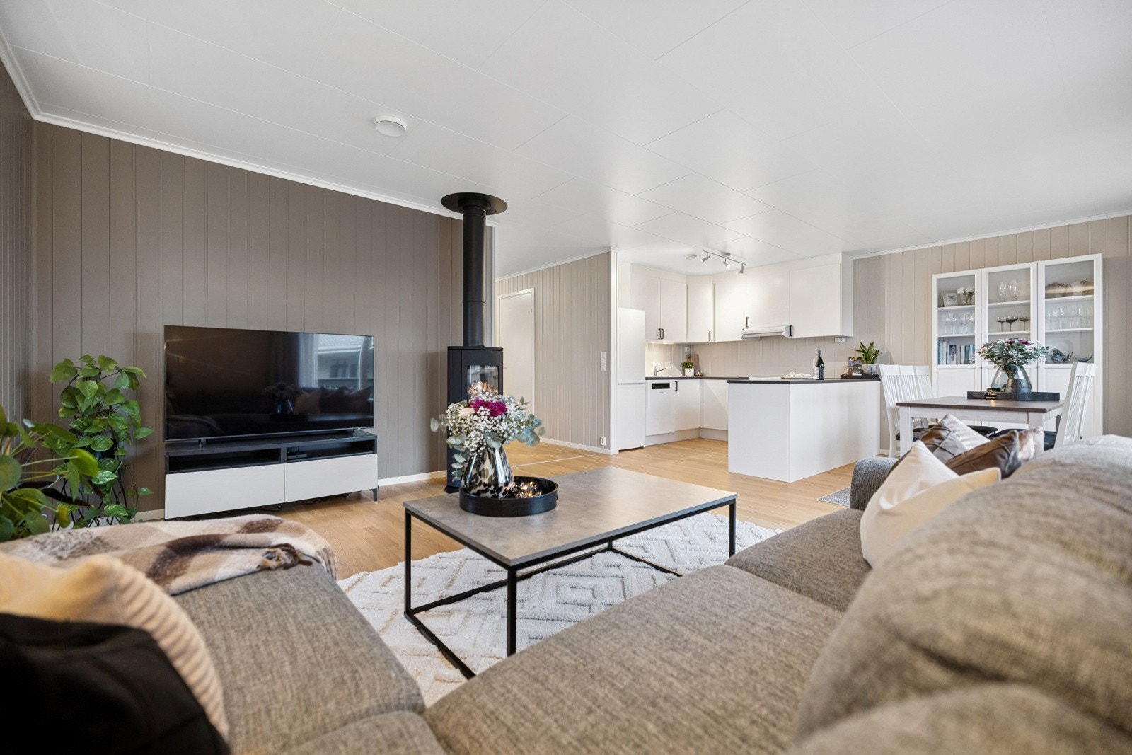 I dag er stuen innredet mer stor sofgagruppe for kos og hygge. Galleribilde