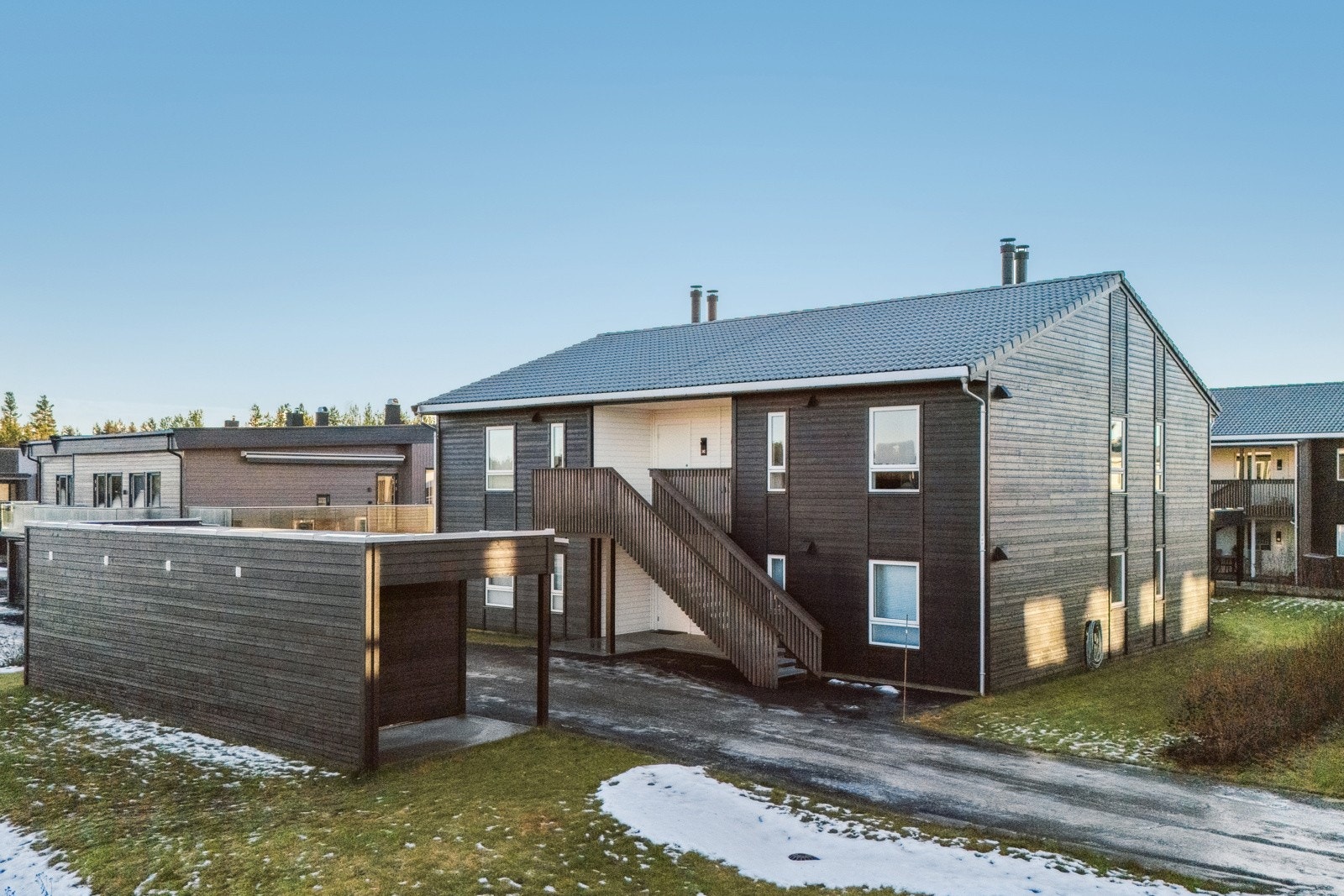 Leilgiheten ligger i 2. etasje i firemannsbolig og er godt plassert som gir fine solforhold og ikke minst flott utsikt mot både nærområder og natur - her ser du helt opp til Nordhue. Galleribilde