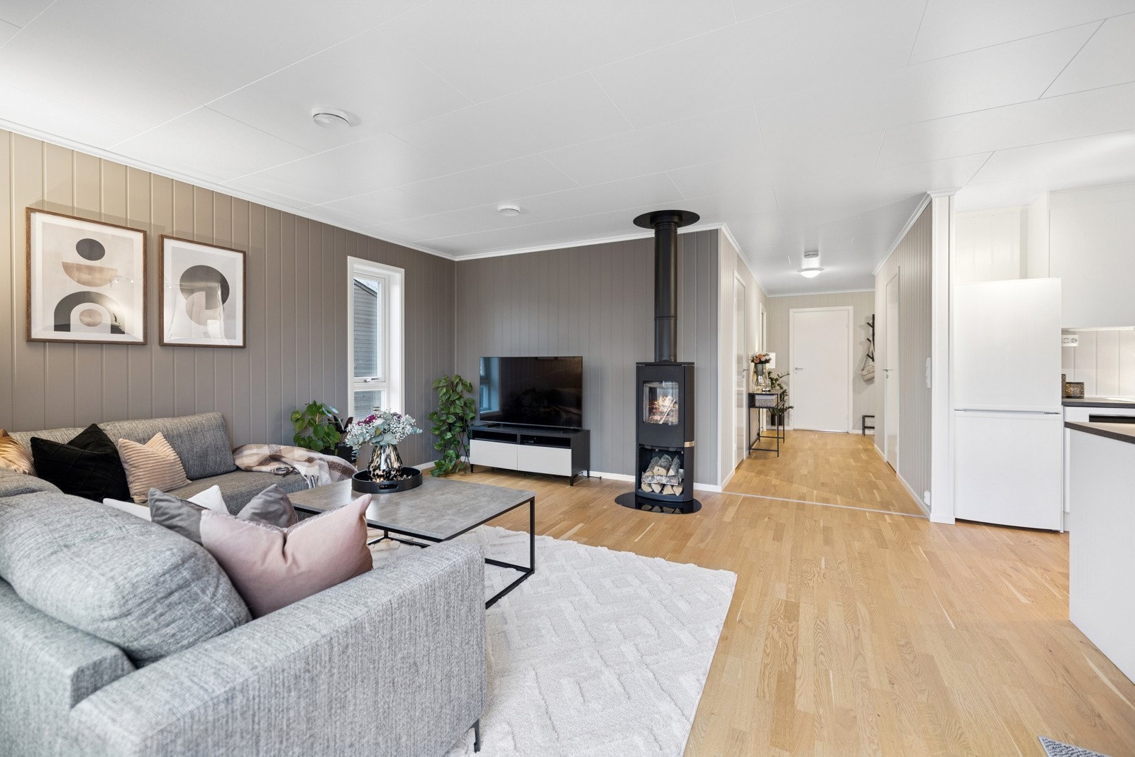 Stuen kan fint innredes etter eget ønske og behov. Merk forøvrig det samstemte farge- og materialvalget som gir en lun og herlig bolig med god atmosfære Galleribilde