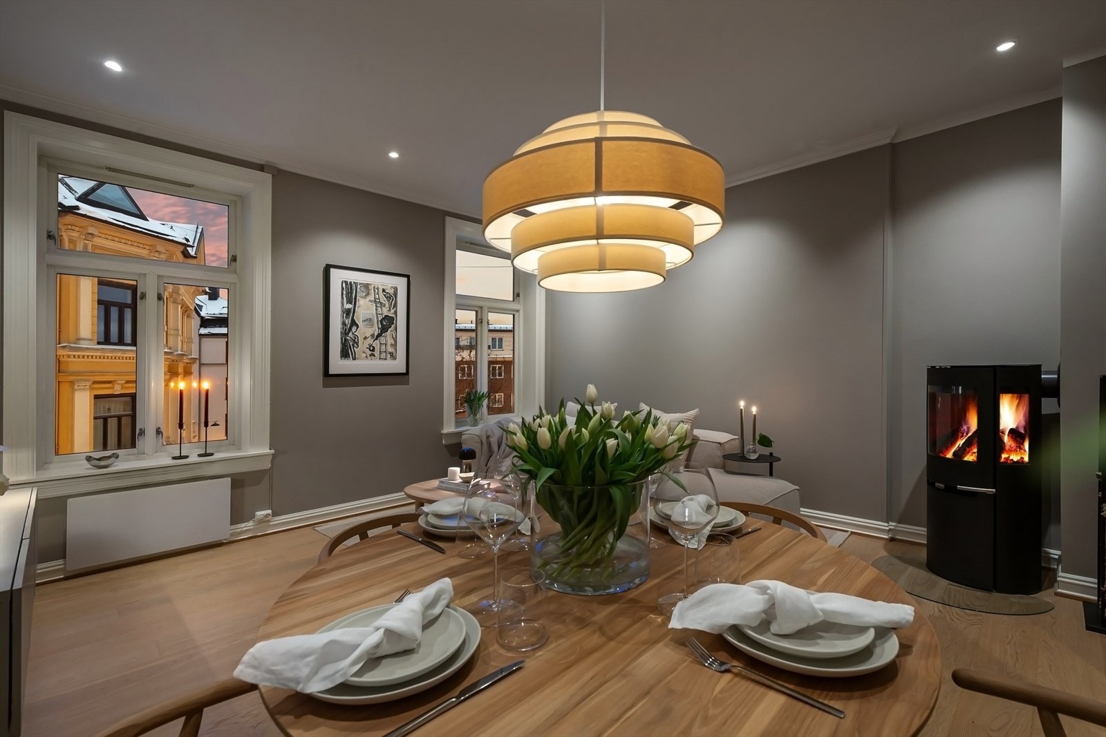 Stuen har god plass til spisebord Galleribilde