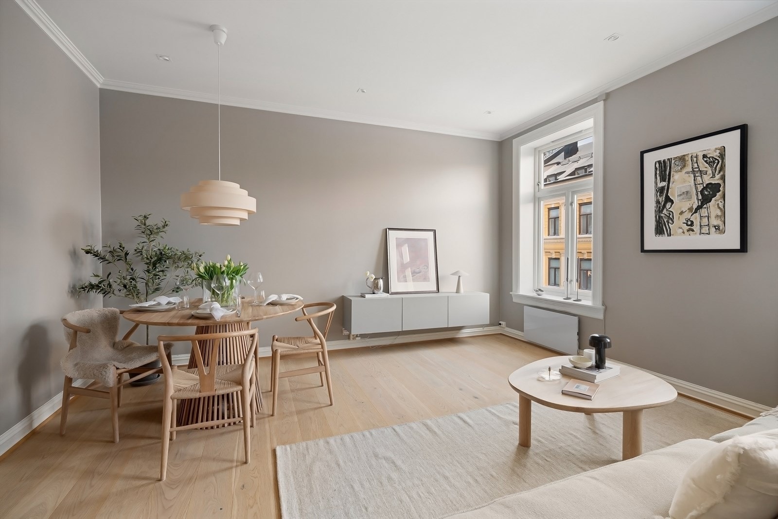 Sosial planløsning med naturlig spiseplass, perfekt for middager, sosiale sammenkomster og rolige kvelder hjemme. Galleribilde