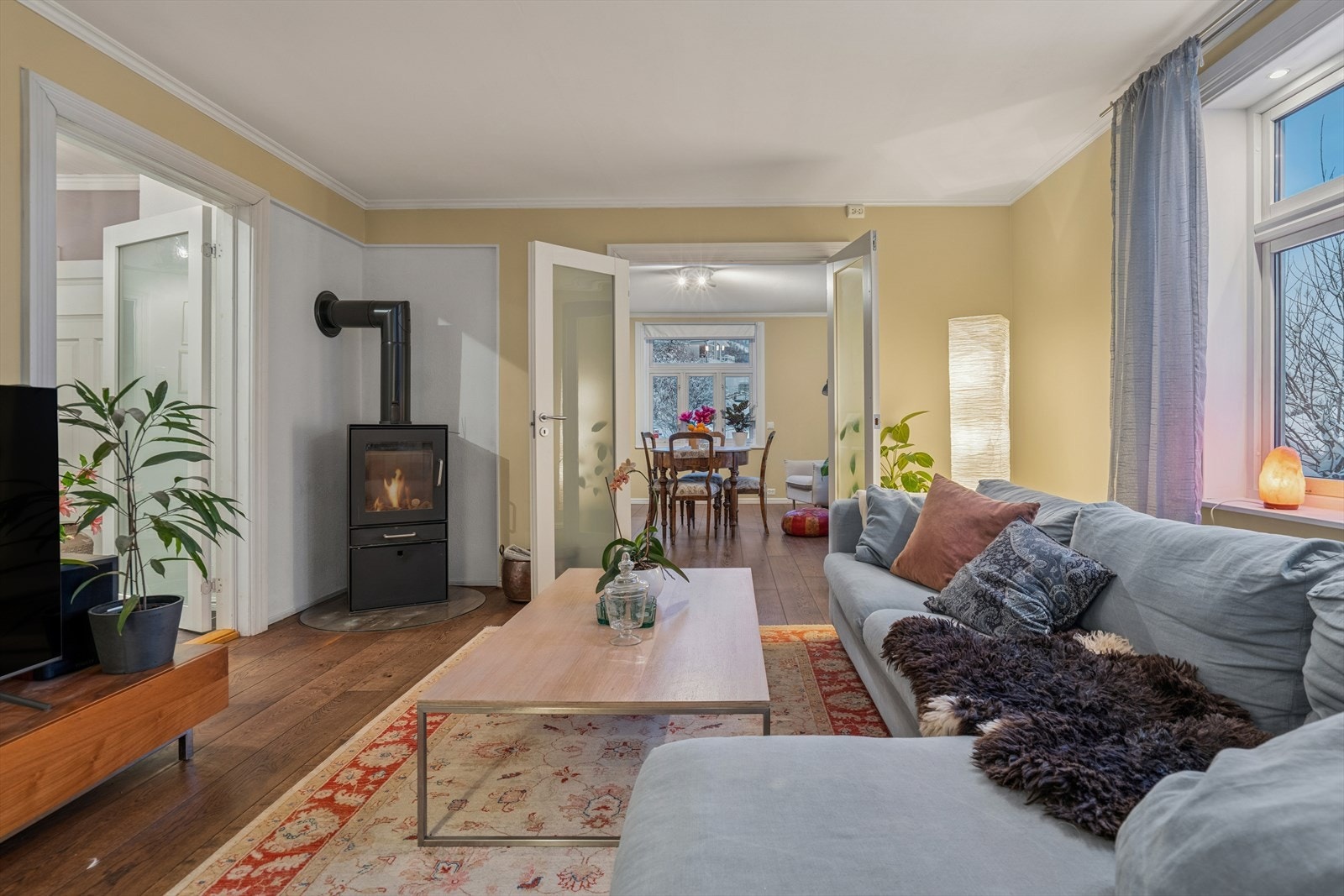 Videre trer du inn i en romslig stue. Galleribilde