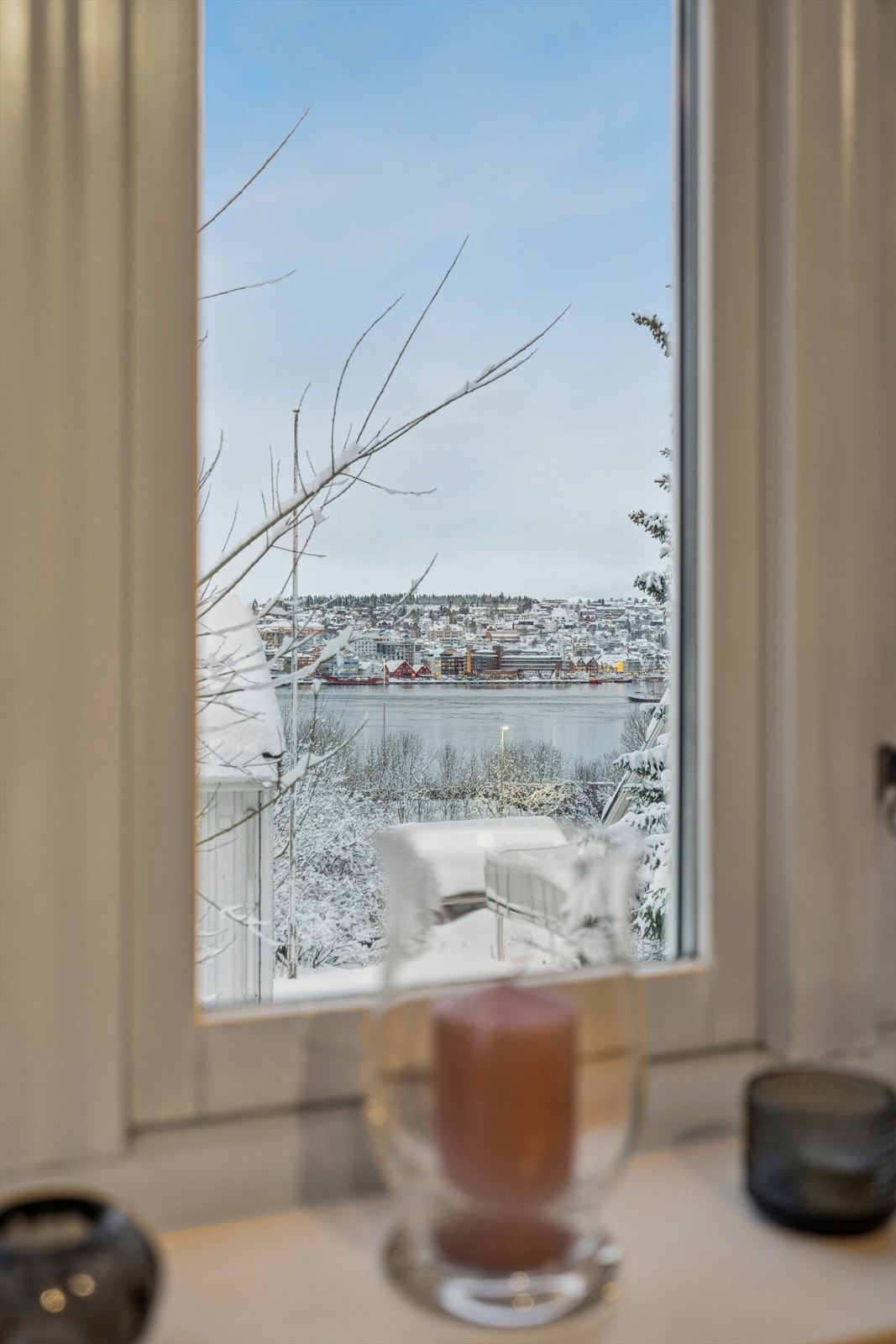 Fra spisestuen har du fantastisk utsikt mot fjorden. Galleribilde