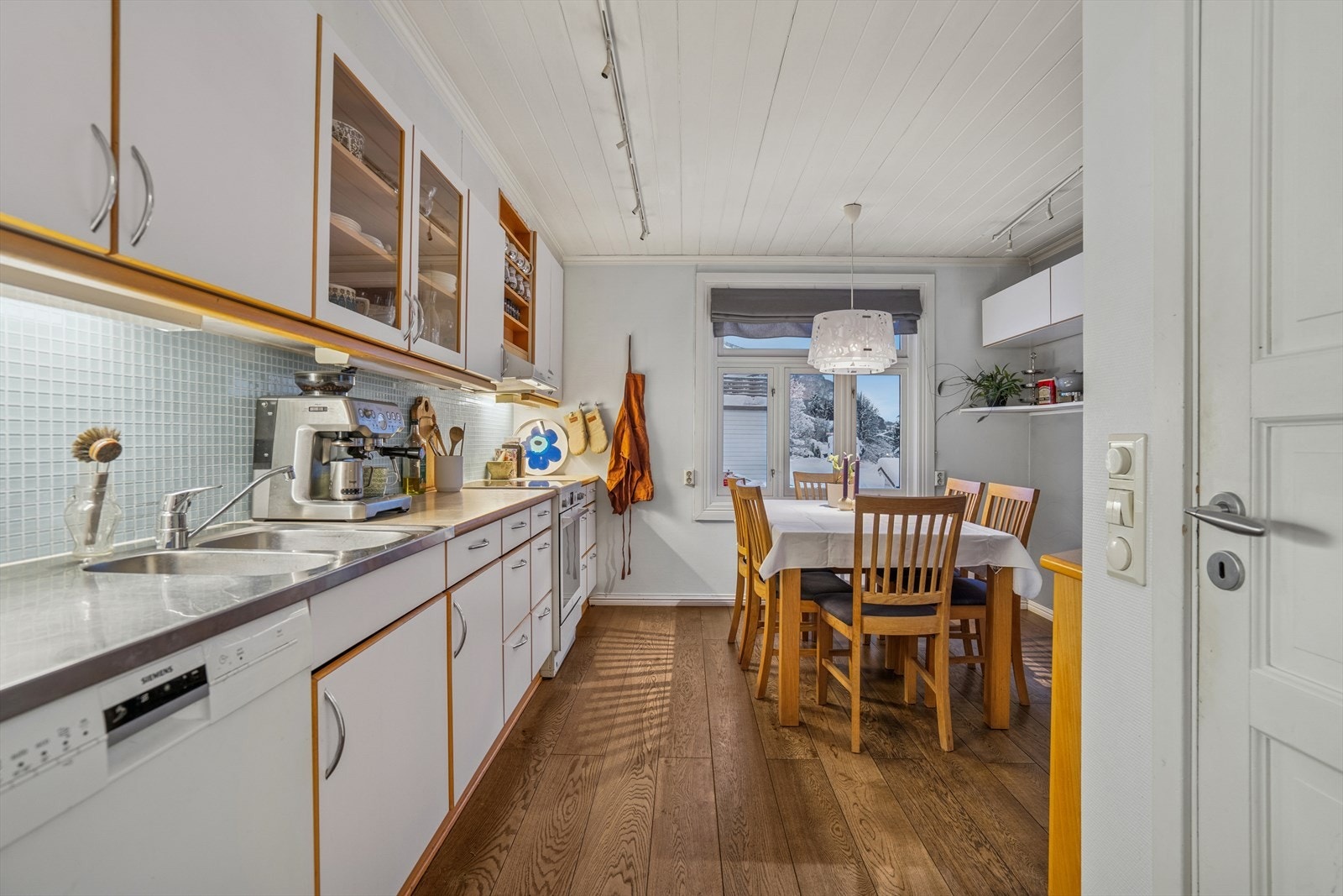 Lyst og romslig kjøkken i eget rom, godt med skap- og benkeplass. Galleribilde