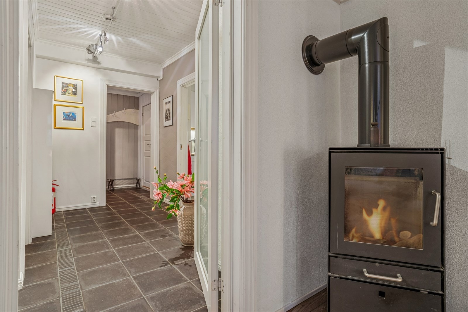 Flislagt entré/gang med god plass til å henge fra seg yttertøy og sko. Galleribilde