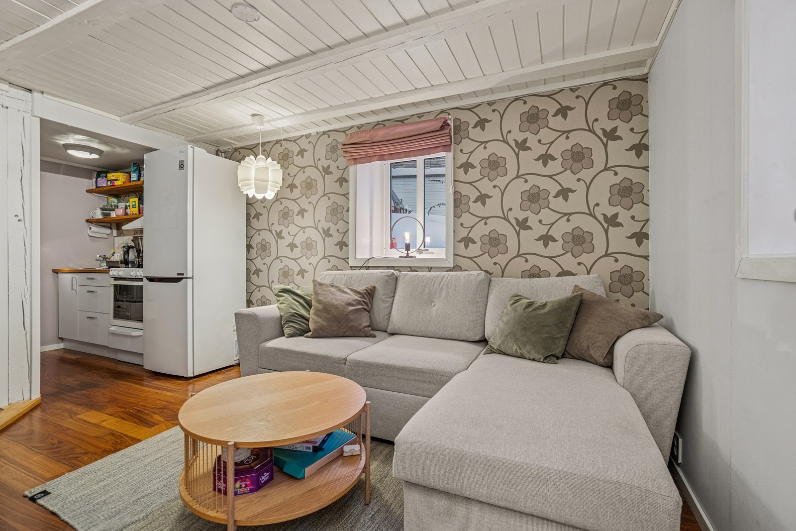 Underetasjen er i dag innredet som en egen boenhet med egen inngang, og inneholder stue/kjøkken, soverom, bad og vaskerom. Denne innredningen og bruken er ikke godkjent som hybel eller selvstendig boenhet av kommunen. Galleribilde