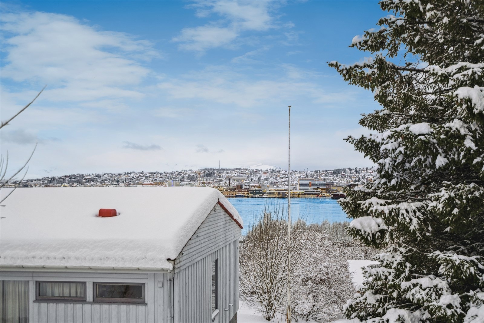 Vakker fjordutsikt fra verandaen. Galleribilde