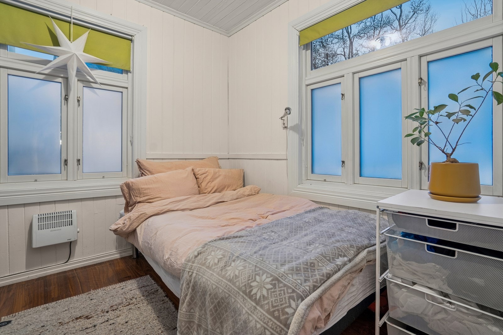 Romslig soverom med plass til dobbeltseng og tilhørende møbler. Galleribilde