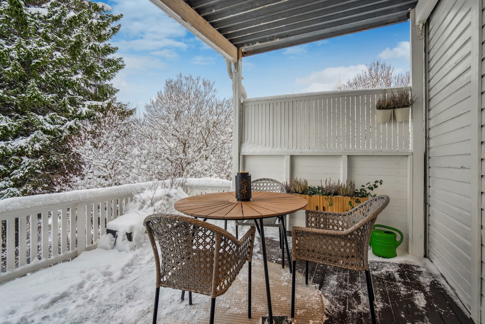 Verandaen er delvis overbygd og har god plass til utemøblementer. Galleribilde