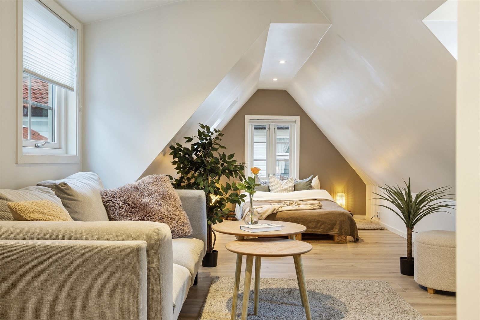 Moderne uttrykk i harmoni med husets sjel og alder - her får du et hjem som kombinerer tidsriktig stil med klassisk Bergenshus-atmosfære. Galleribilde