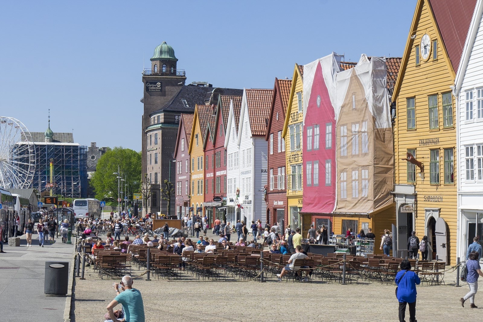 Kun få minutters rusletur fra døren din venter Bryggen - pulserende, historisk og full av sommerliv. Her får du den perfekte kombinasjonen av bynærhet og bergensk sjarm. Galleribilde