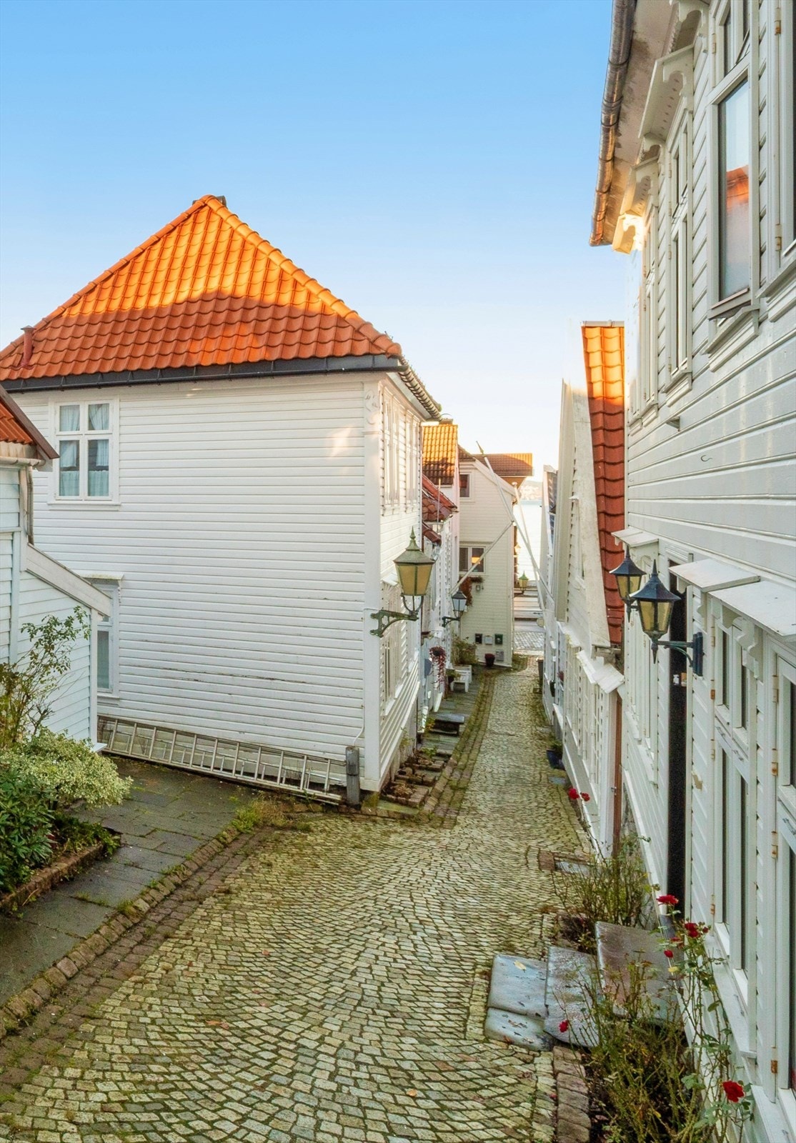 Med kollektivtransport bare 30 meter ned i gaten og hyppige avganger, blir det enkelt å komme seg dit du vil. Galleribilde