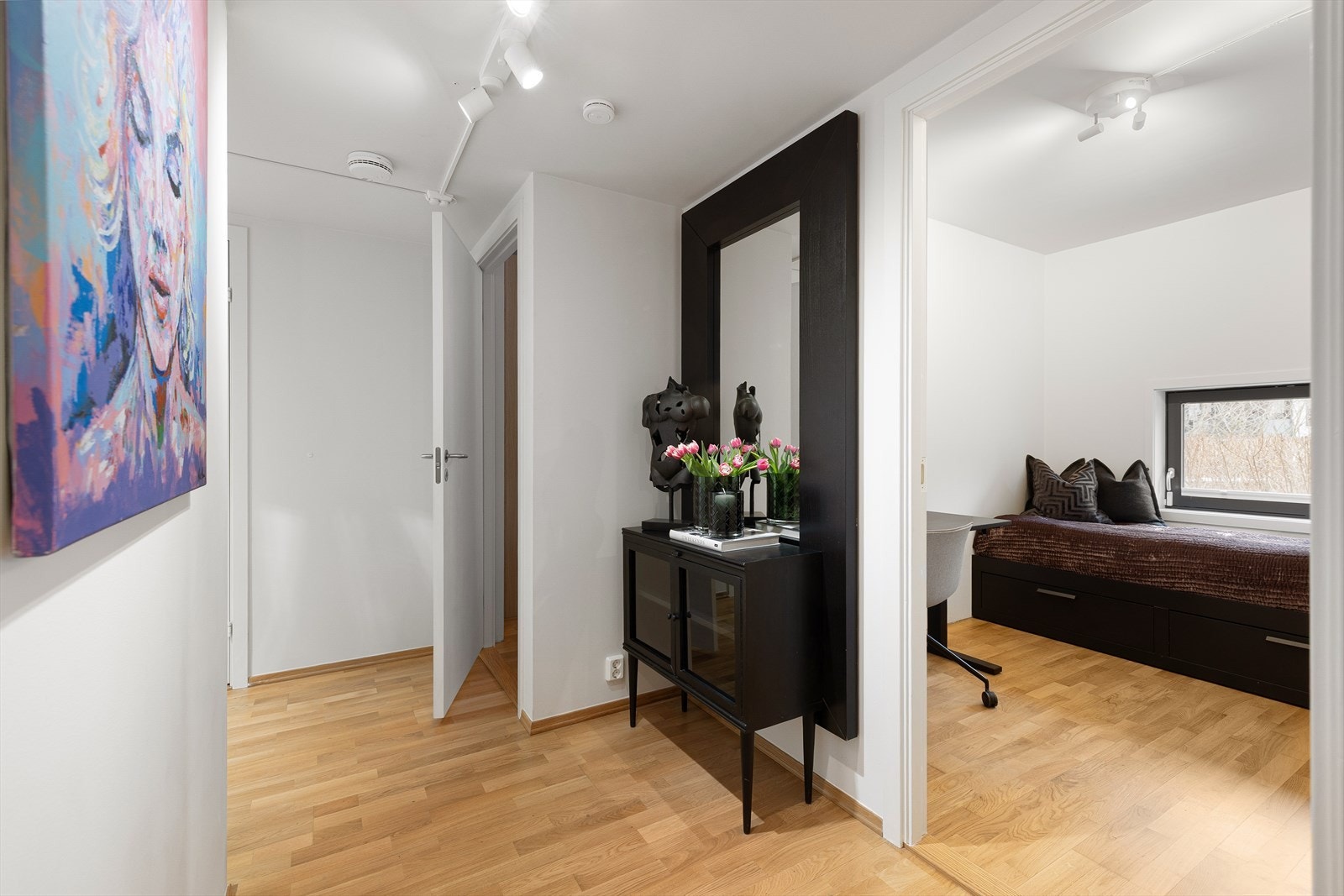 Begge soverommene vender ut mot rolige omgivelser, og innbyr til en god nattesøvn. Galleribilde