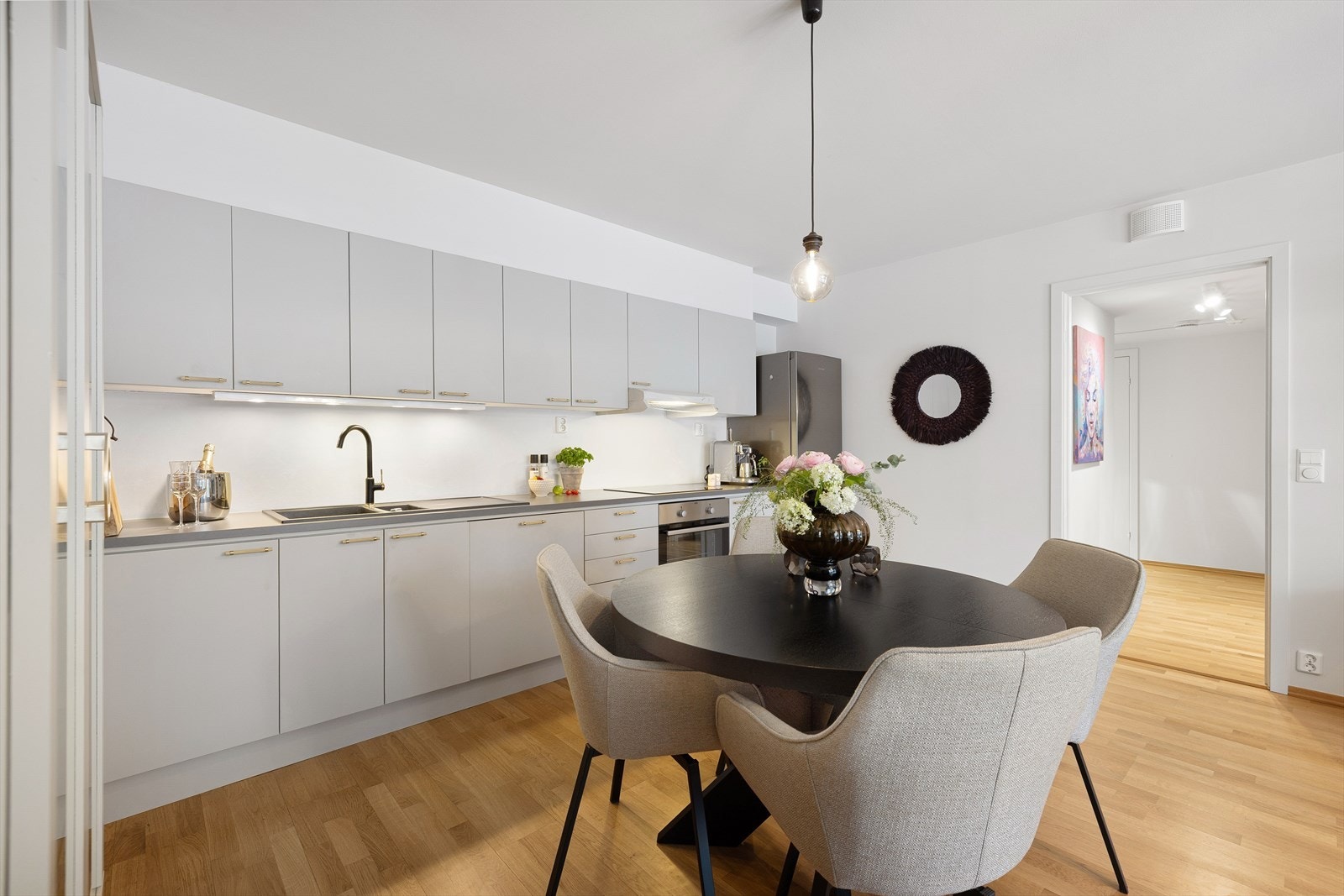 Kjøkkenet er utstyrt med integrert platetopp, stekeovn og oppvaskmaskin, samt plass til frittstående kjøl-/fryseskap. Galleribilde