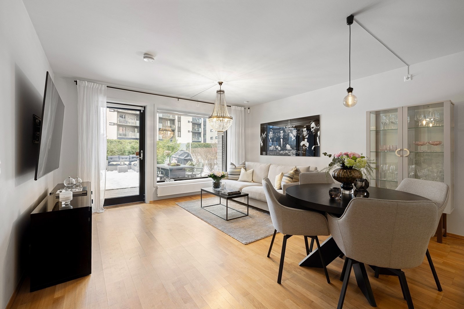 De store vindusflatene slipper inn rikelig med naturlig lys og bidrar til en luftig romfølelse. Galleribilde