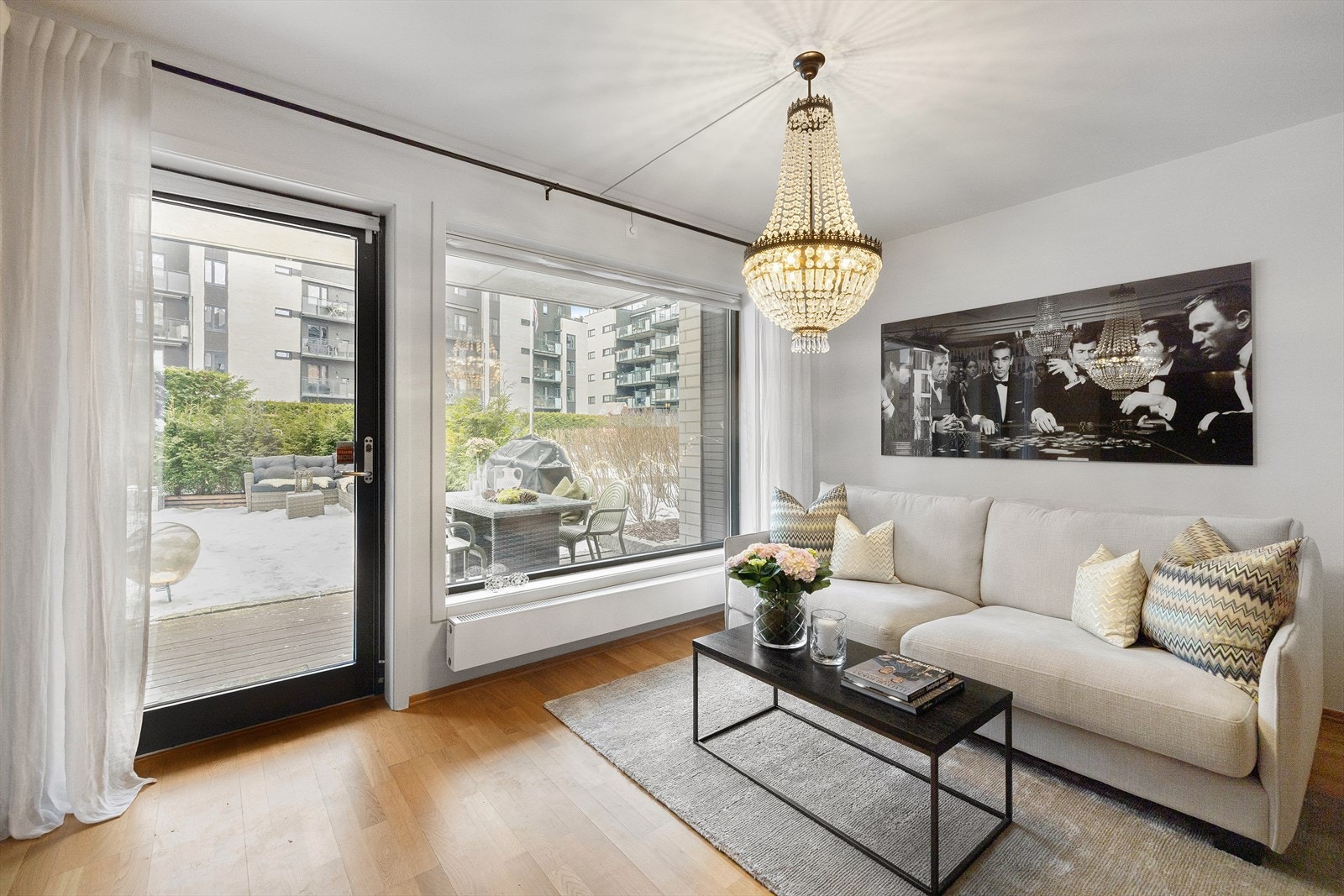 Den lyse og hyggelige stuen har en fin planløsning der møblene har sin naturlige plassering. Galleribilde