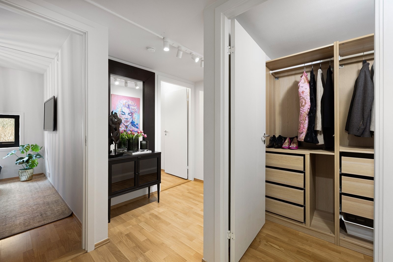 En praktisk og superflott innvendig bod som er innredet med garderobeskap og gir gode lagringsmuligheter. Galleribilde