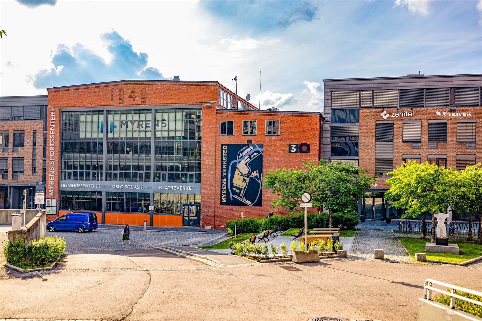 Rett ved ligger Myrens Sportsenter som er et multisenter som tilbyr squash, klatrevegg og treningssenter Galleribilde