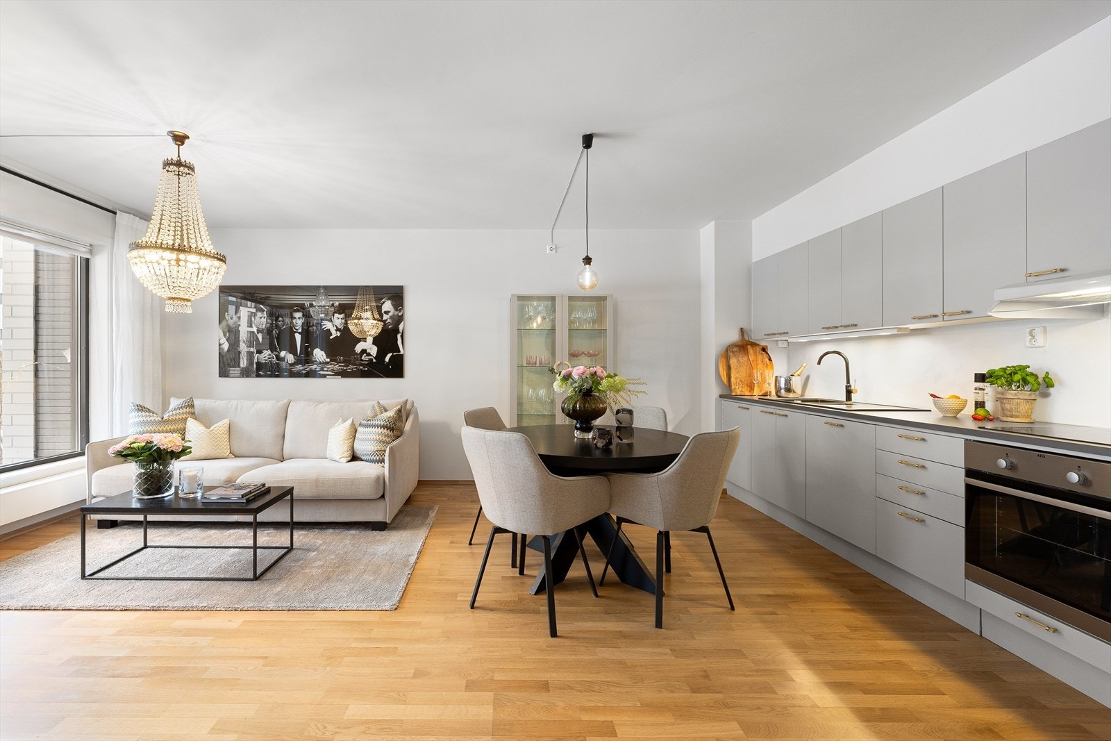 Kjøkkenet ligger i en åpen og sosial løsning mot stuen, noe som skaper et hyggelig oppholdsrom. Galleribilde