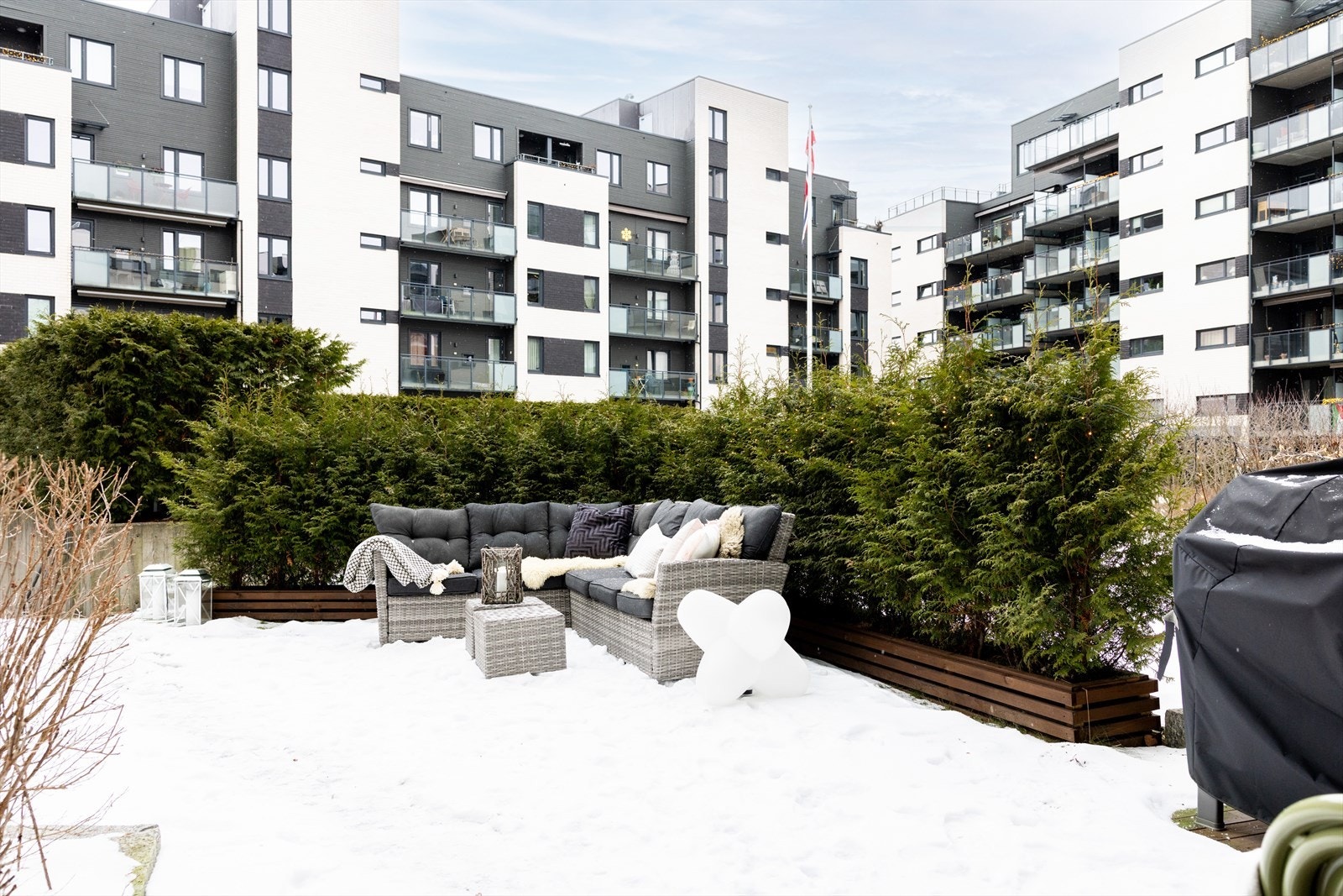 Gressplenen er på ca. 15 m², så her er det god plass til både store og små. Galleribilde