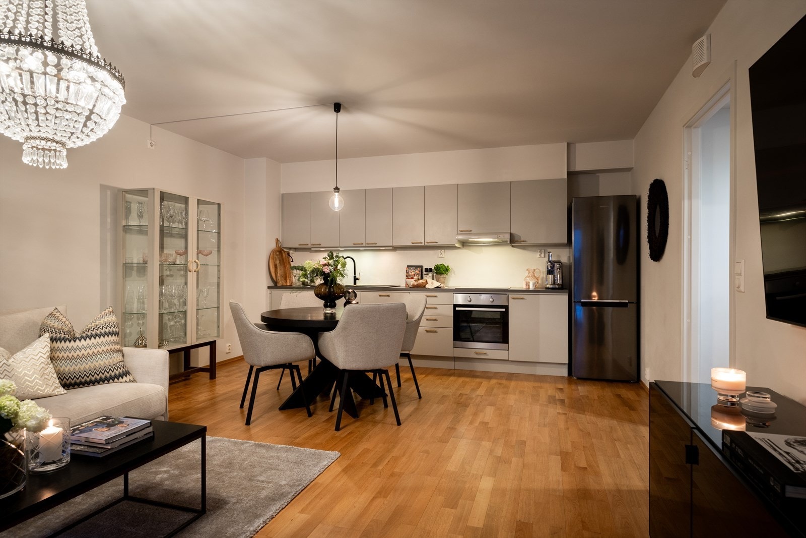 Boligen holder en god standard fra 2012 med flere oppgraderinger i 2024. Hyggelig kveldsstemning i stue. Galleribilde