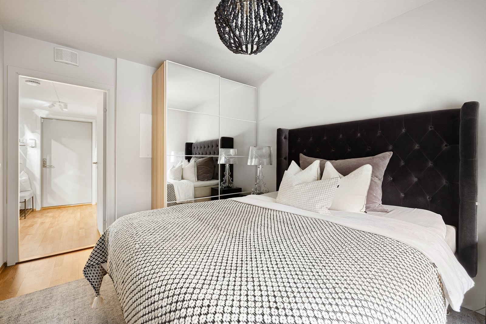 Soverommet har god plass til oppbevaringsmøbler. Flott skyvedørsgarderobe med speilfronter følger med og gir rikelig med skapplass. Galleribilde