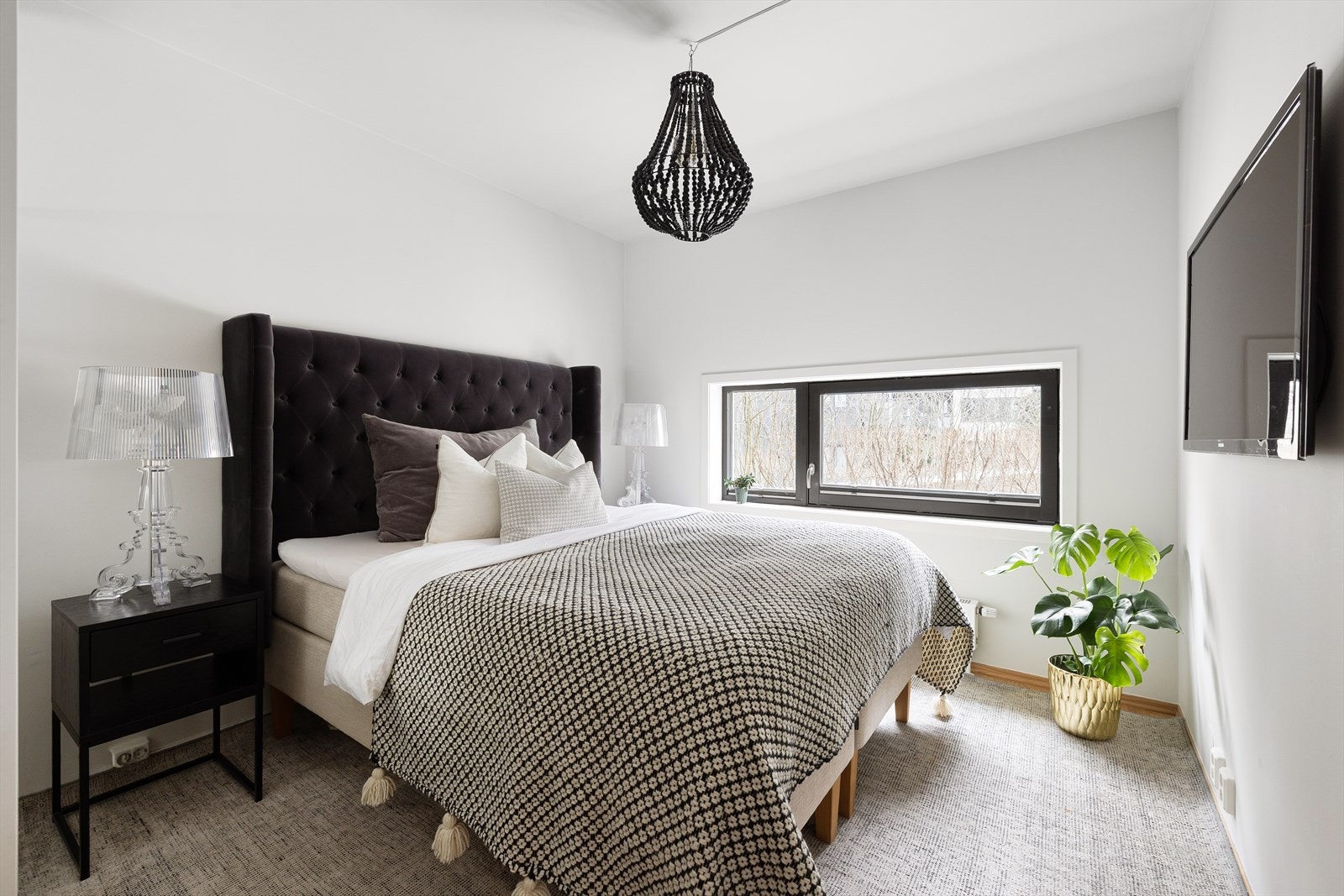 Lunt og koselig hovedsoverom med god plass til dobbeltseng og tilhørende møblement. Fra vinduet har man utsikt mot den hyggelig bakgården. Galleribilde