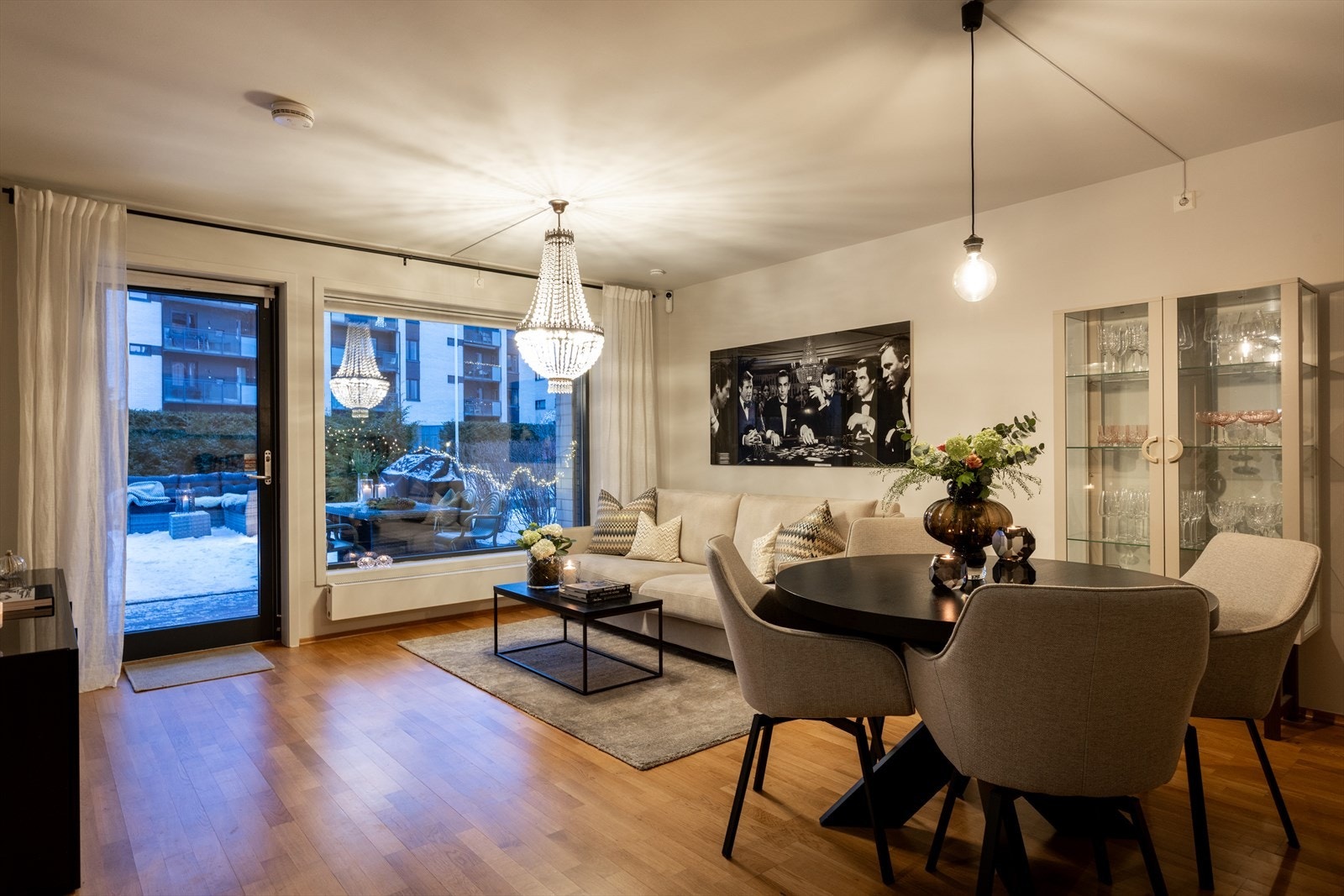 Dette er med andre ord en unik mulighet hvor du kan få en lekker 3-roms leilighet med en optimal planløsning, store vinduer, markterrasse og stor gressplen skjermet på Torshov! Galleribilde