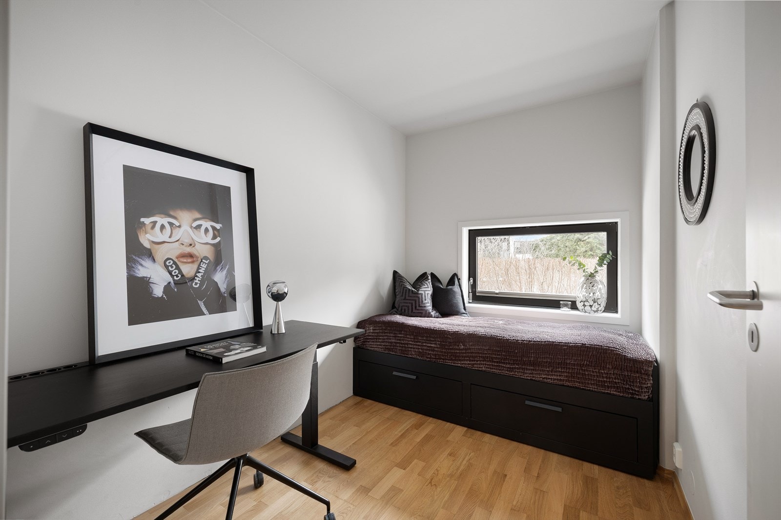 Soverom 2: Lyst og fleksibelt soverom med plass til seng og garderobeskap. Galleribilde