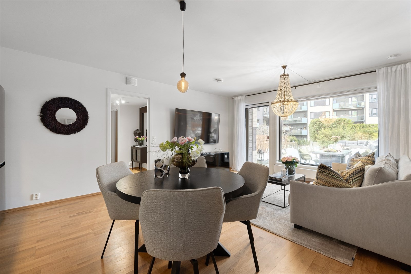 Rommet har god plass til sofa, spisebord og tv-møblement. Et sosialt oppholdsrom! Galleribilde