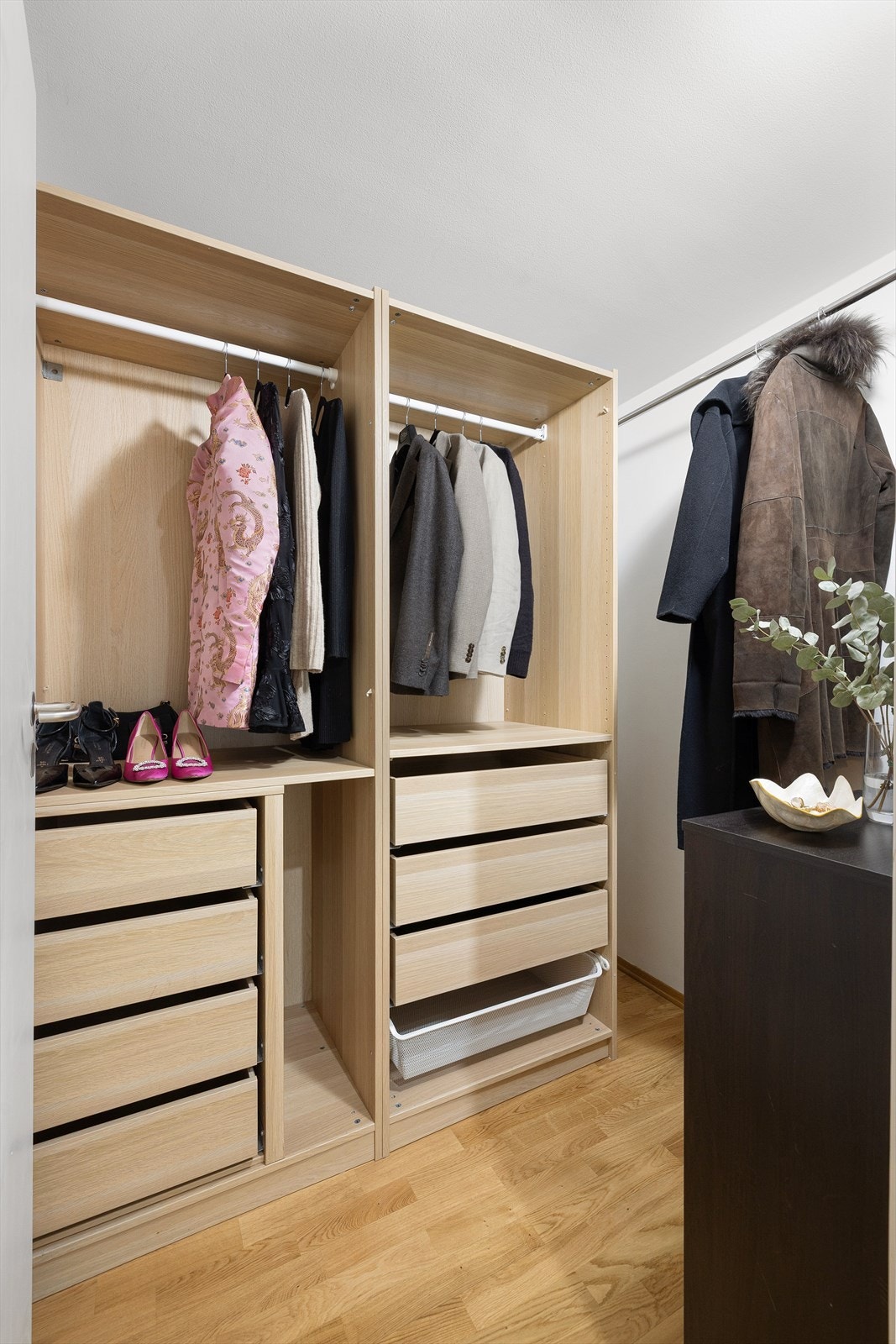 Tilpasset garderobeskap ble montert i innvendig bod, sammen med klesstativ/-stang, i 2024. Galleribilde