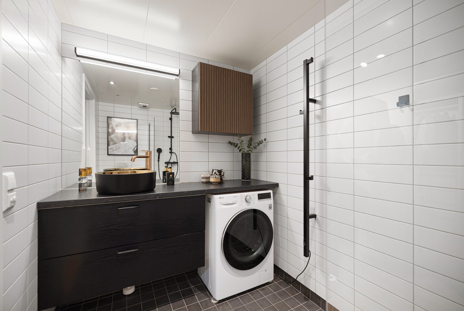 Badet ble oppgradert i 2024 med ny servant, nytt overskap, håndkletørker og baderomslampe. Underskap er foliert med svart folie og har nye svarte håndtak. Galleribilde