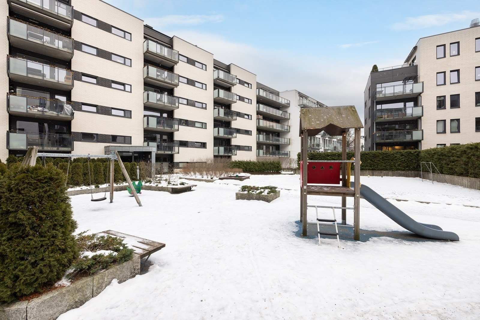 Fin lekeplass i bakgården for barna i nabolaget med flotte sittegrupper rundt Galleribilde