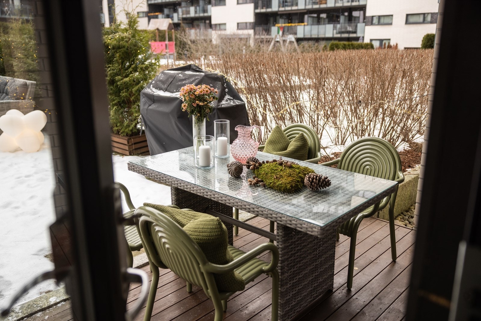 Det er god plass til stort spisebord på markterrassen. Galleribilde