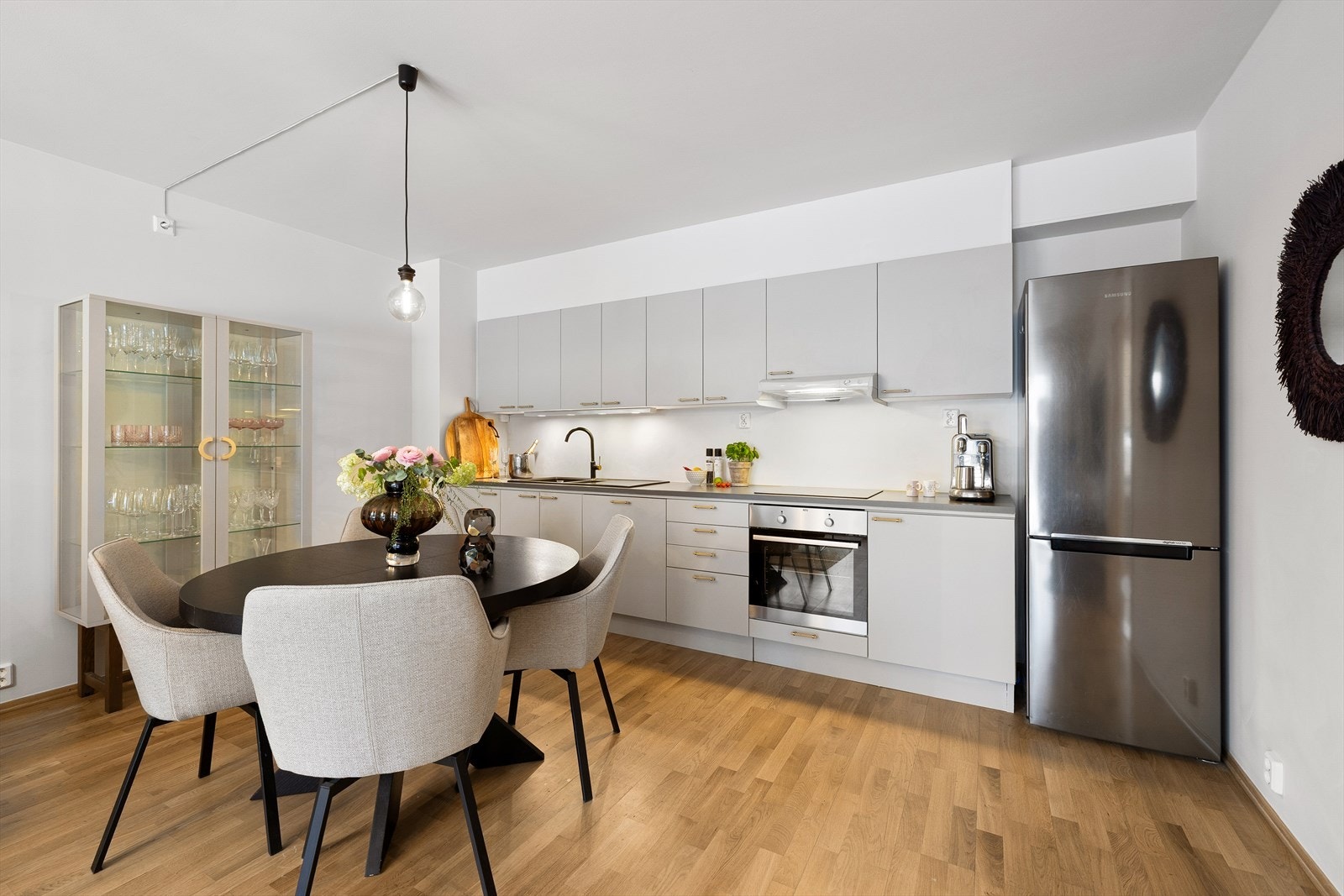 Kjøkkenet har en funksjonell og gjennomtenkt utforming med rikelig skapplass og gode arbeidsflater, som gir både praktisk bruk og et moderne uttrykk. Galleribilde