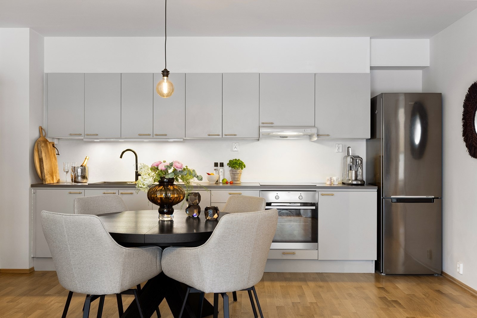 God plass til å samles til en hyggelig middag rundt spisebordet. Galleribilde