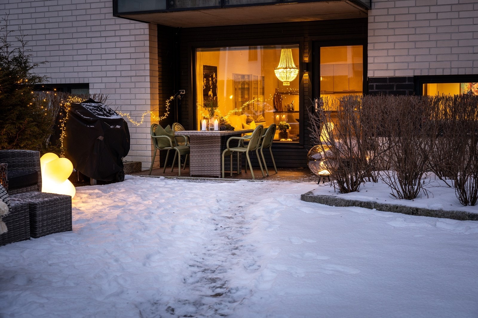 Det hyggelige uteområdet på ca. 30m² har god plass til ulike sittegrupper, soner, planter og grill. Her kan du nyte varme dager med ettermiddagssol, rett utenfor din eget stue. Galleribilde