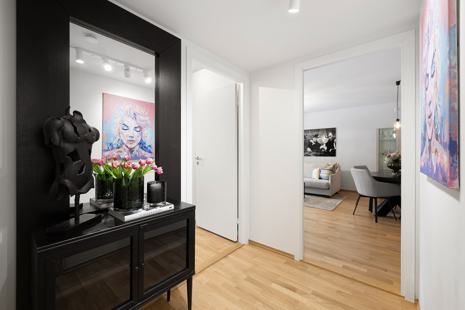 Leiligheten har to flotte og romslige soverom, perfekte for både avslapning og oppbevaring. Galleribilde