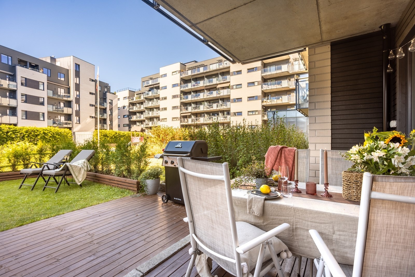 Boligen oppleves meget moderne og innbydende og kan bla. skilte med å ha en eksklusiv bruksrett på terrasse og gressplen utenfor boligen. Uteområdet er oppmålt til ca. 30 m²! Galleribilde