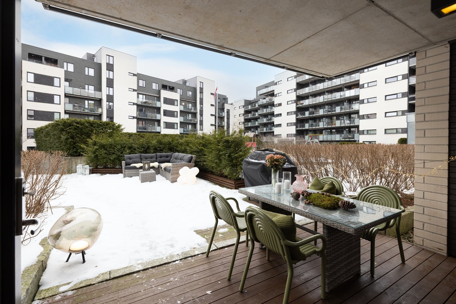 Den flotte uteplassen og markterrassen byr på god plass til å underholde gjester. Her kan man invitere til sosiale lag året rundt. Galleribilde