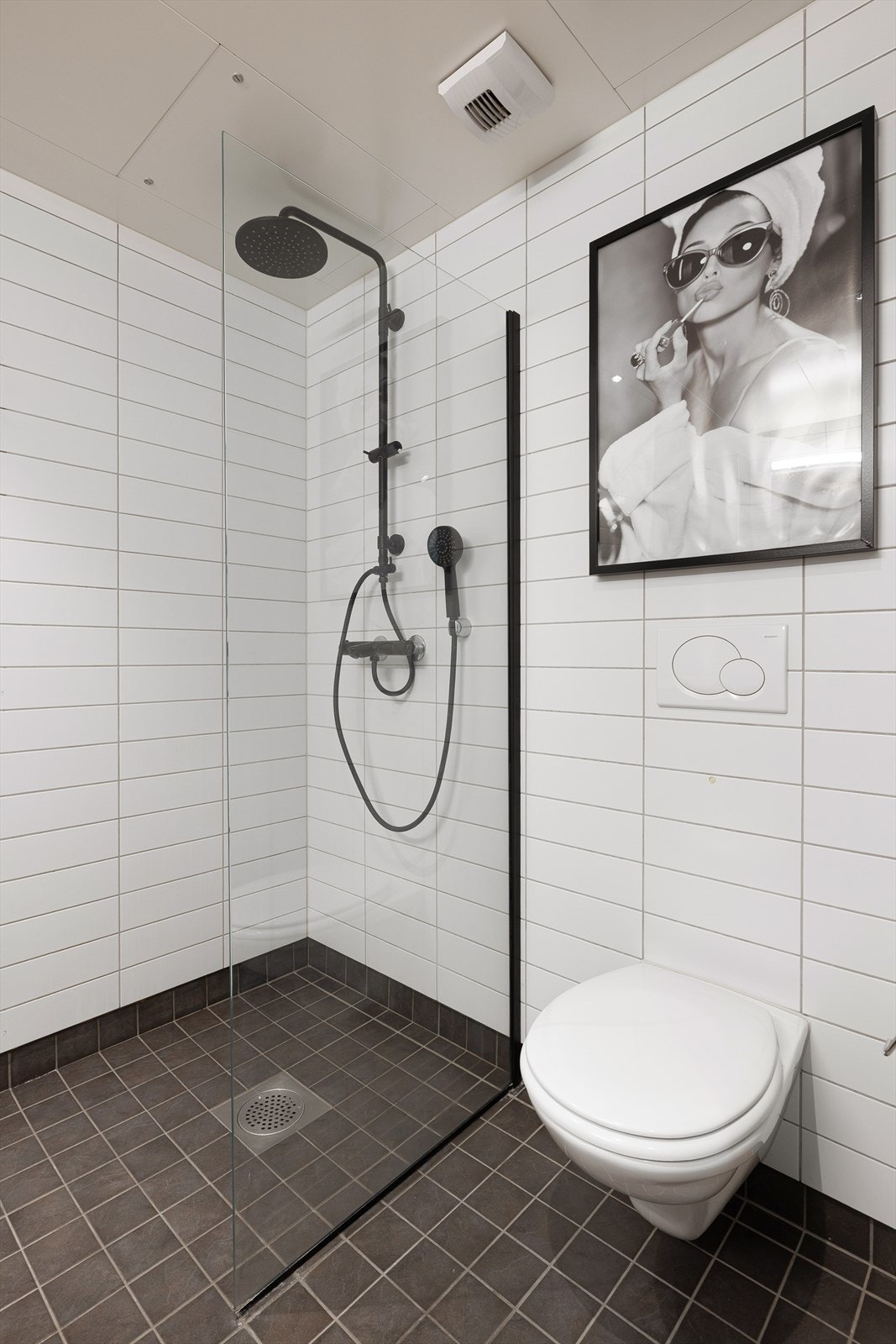 Oppvarming og varmtvann er inkludert i felleskostnadene. Leiligheten blir oppvarmet med radiatoranlegg. Galleribilde