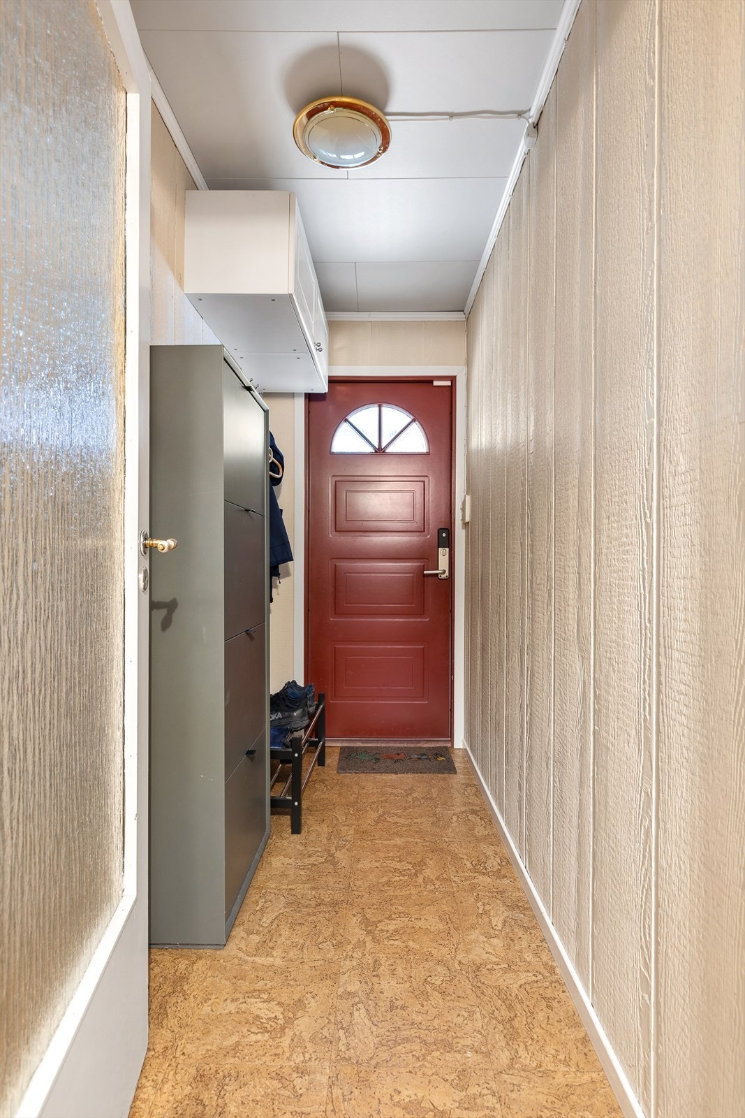 Inngangspartiet i underetasje leder inn til en praktisk entré. Her er det opplegg og plass til klær og sko. Galleribilde